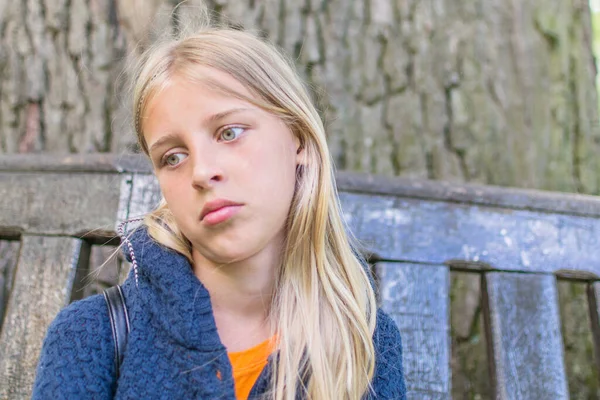 Una Chica Con Una Cara Retardada Autista Triste — Foto de Stock