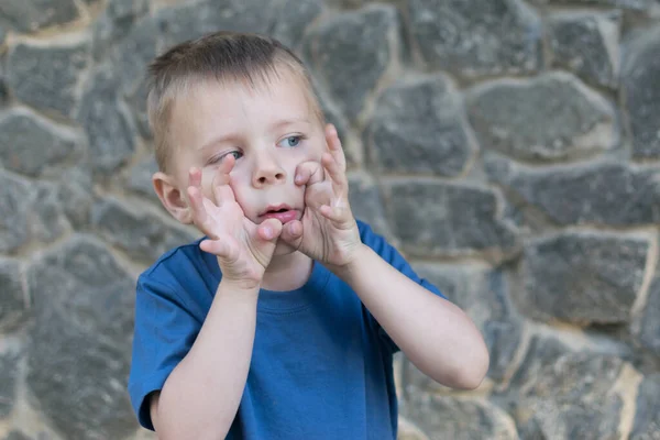 Yaşlarında Küçük Bir Çocuk Parmaklarını Taştan Bir Arka Planda Gezdiriyor — Stok fotoğraf