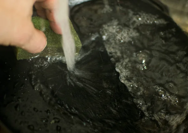 Het Wassen Met Een Spons Van Een Gietijzeren Koekenpan Onder — Stockfoto