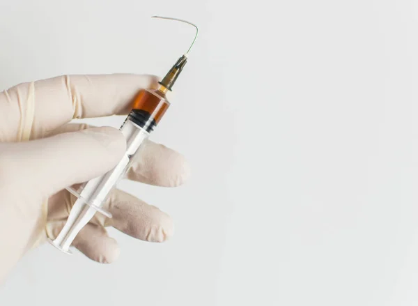 Eğri iğneli şırınga. Tıbbi hata kavramı.