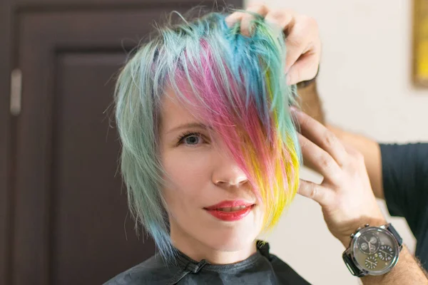 40岁的女人在理发店里笑着把头发染成不同的颜色 改变一个女人的形象 — 图库照片