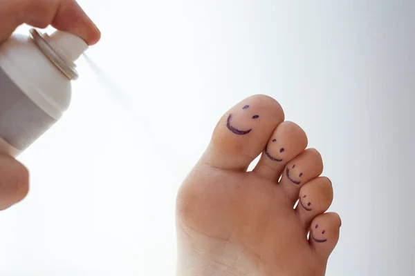 Samičí Prsty Namalovanými Emotikony Krémem Nohy Koncept Péče Nohy — Stock fotografie