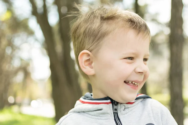 Niño Pequeño Años Ríe Aire Libre — Foto de Stock