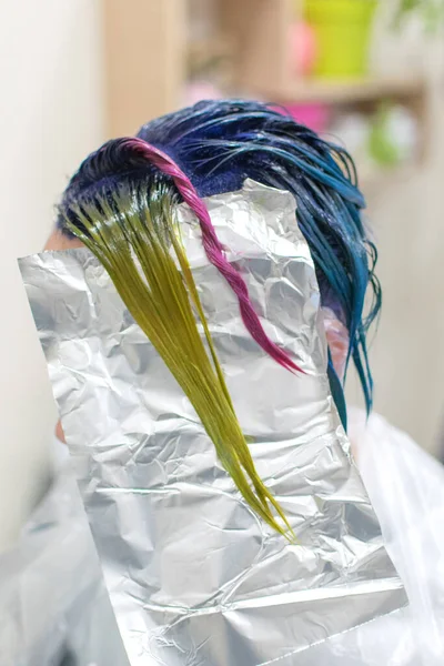 一个女人在理发店里把她的头涂成了蓝色 改变一个女人的形象 — 图库照片