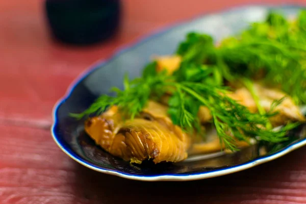 Ζεστό Καπνιστό Ψάρι Πιάτο Ξύλινο Φόντο Tawny Port Ξύλινο Φόντο — Φωτογραφία Αρχείου