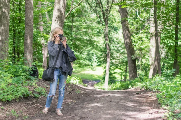 Fotografo Donna Scattare Foto Una Foresta Verde Estate — Foto Stock