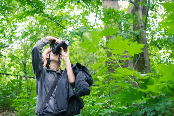 Žena Fotograf Fotografování Zeleném Lese Létě — Stock fotografie