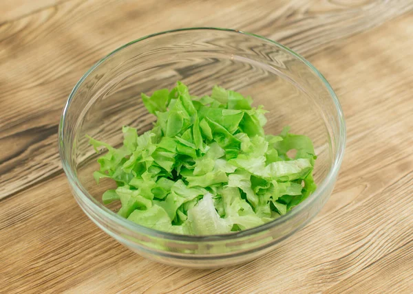 Frische Salatblätter Auf Einem Hölzernen Hintergrund — Stockfoto