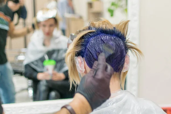 Woman Dyed Her Hair Blue Hairdresser Creative Haircut Change Image — Stock Photo, Image