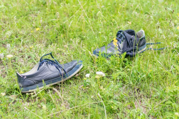 Мужская Обувь Снята Лежащей Зеленой Траве Концепция Отдыха — стоковое фото