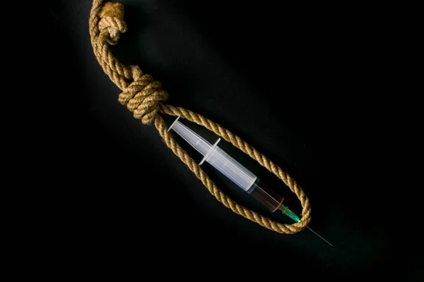 毒品就是自杀绞刑架和带海洛因的注射器在黑色背景上的铰链 — 图库照片