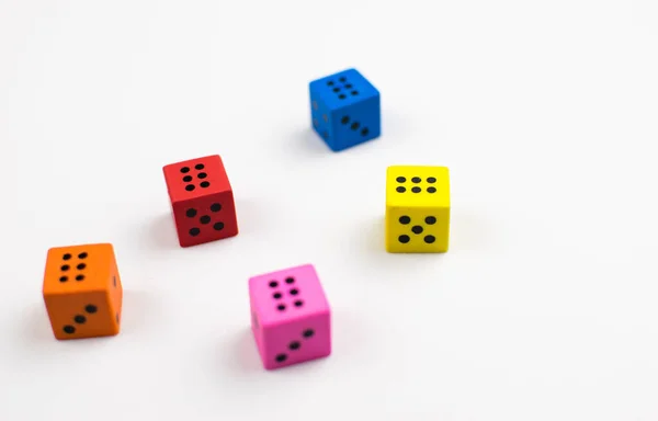浅色背景下的彩色骰子立方体 — 图库照片
