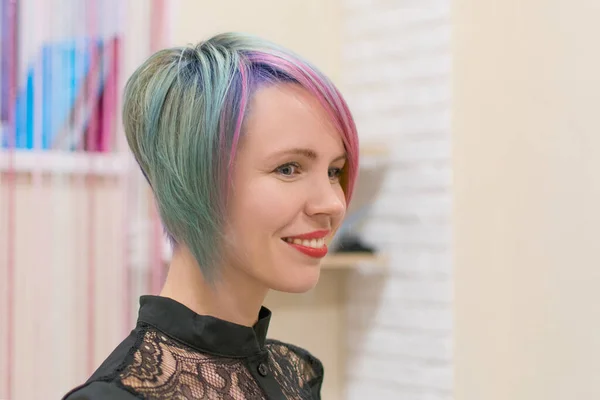 Femme Sourit Fait Coloration Des Cheveux Différentes Couleurs Dans Salon — Photo