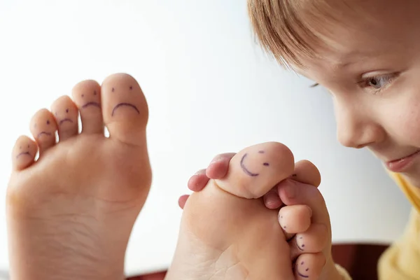 Dedos Femeninos Con Emoticonos Pintados Bebé Concepto Cuidado Los Pies — Foto de Stock
