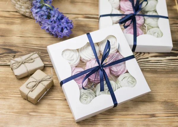 棉花糖放在木制背景的礼品盒里 甜蜜的礼物 — 图库照片