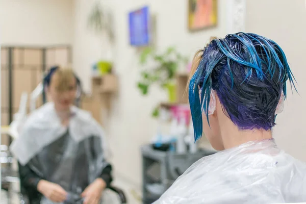 Woman Done Coloring Her Head Blue Hairdresser Salon Change Image — Stock Photo, Image