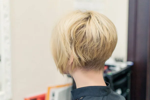 Mujer Años Salón Peluquería Con Pelo Corto Ligero Cambiar Peinado —  Fotos de Stock