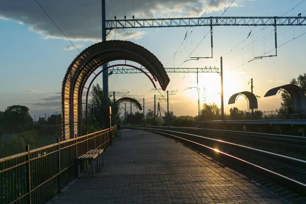 Akşam Saatlerinde Boş Bir Tren Platformu — Stok fotoğraf