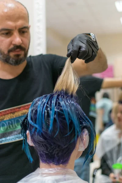 Kiev Ukraine October 2018 Hairdresser Stylist Makes Coloring Hair Woman — Stock Photo, Image