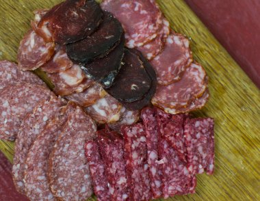 Tütsülenmiş sosisler kesme tahtasıyla kesilir..