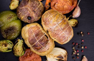 Et ürünleri, arka planda ızgara ve ızgara sebzeler..