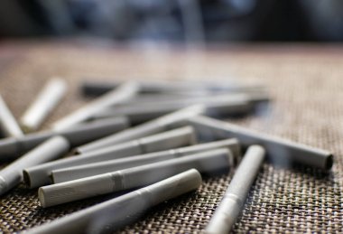 Dumanla kaplanmış sigaralar..