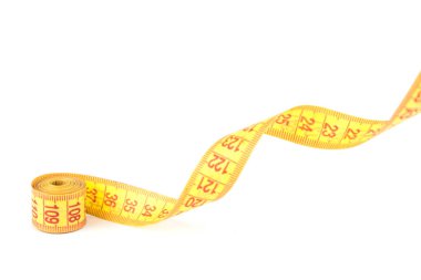Beyaz arka plandaki ölçümler için sarı esnek porno santimetresi.