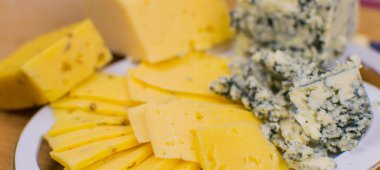 Farklı peynir türleri..