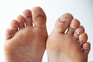 Boyalı gülüşlü kadın ayak parmakları. Ayak bakımı kavramı.