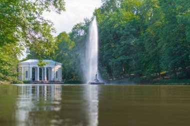 Uman, Ukrayna - 01 Temmuz 2018: Park gölündeki çeşmenin manzarası.