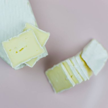 Ahşap zeminde dilimlenmiş brie peyniri..