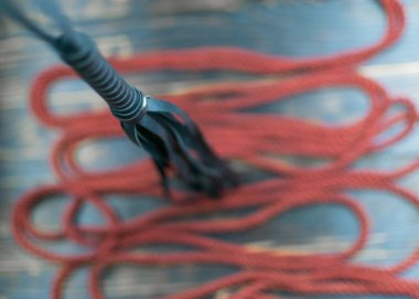 bağlamak için siyah deri kamçı ve ip