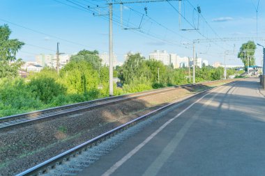 Gündüz vakti boş demiryolu platformu.