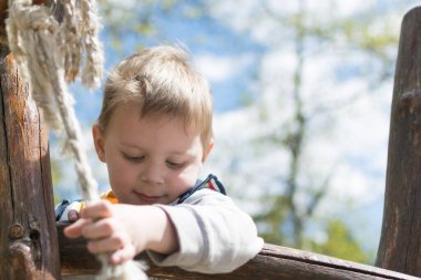 Yazın çocuk parkında.