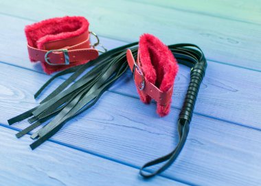 BDSM için kelepçe ve kırbaç. Cinsel oyunlar için aksesuarlar.