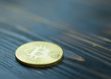 Yanmış ahşap zemin üzerinde Bitcoin.