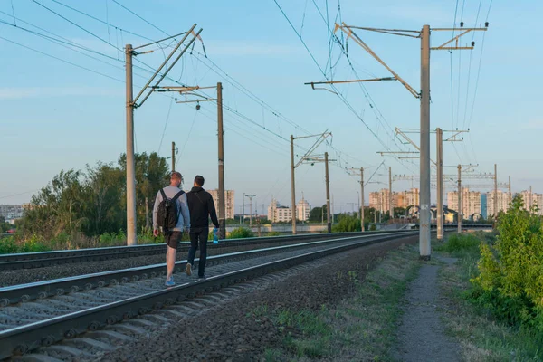 Demiryolu Rayları Iki Adamla Gidiyor — Stok fotoğraf