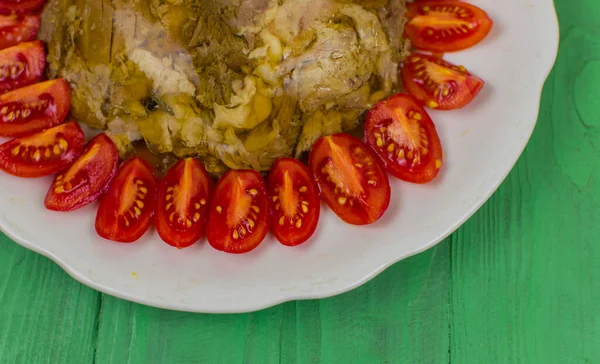 Carne Gelatina Plato Redondo Decorado Con Tomates Una Superficie Madera —  Fotos de Stock