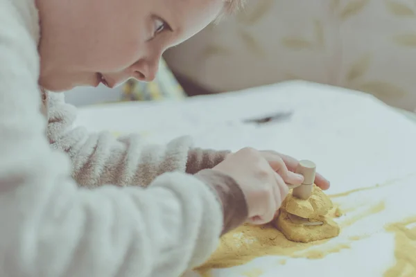 Lernspiele Für Kinder Ein Kleiner Junge Spielt Bei Archäologischen Ausgrabungen — Stockfoto