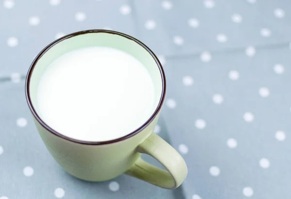 Een Grote Kop Melk Het Tafelkleed — Stockfoto