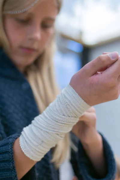 Genç Bir Kızın Elindeki Elastik Bandaj — Stok fotoğraf