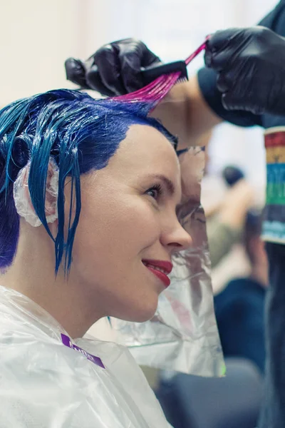 Woman Done Coloring Her Head Blue Hairdresser Salon Change Image — Stock Photo, Image
