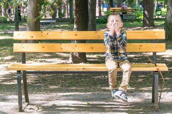 Niño Está Descansando Banco — Foto de Stock