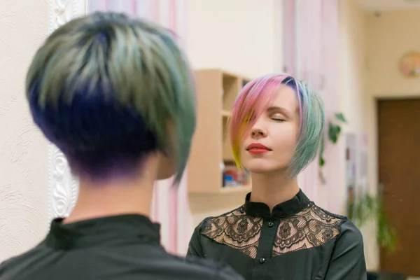 Vrouw Gemaakt Kleuring Van Haar Verschillende Kleuren Ziet Een Spiegel — Stockfoto