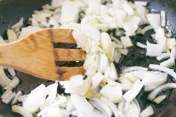 Kızartma tavasında kızarmış soğan. Doğranmış soğanı yağda kızartıyorum..