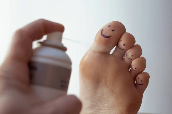 有彩绘情感和脚油的女性脚趾 足部护理概念 — 图库照片