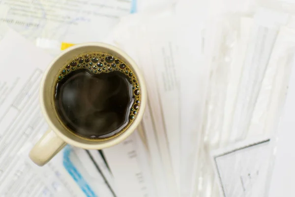 Prazo Escrito Papel Uma Xícara Café Papéis Espalhados — Fotografia de Stock