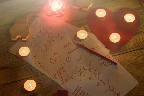 공식적 사랑의 개념입니다 질문에 무엇인가 촛불을 호르몬 의화학적 처방이 조각들 — 스톡 사진