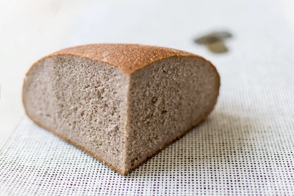 Pedaço Pão Preto Moedas Conceito Pobreza Falta Dinheiro Para Alimentação — Fotografia de Stock