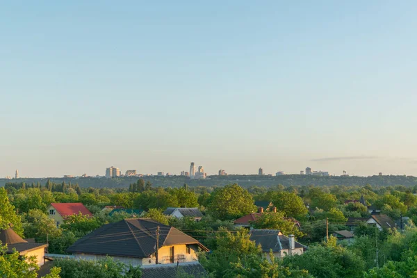 Gökyüzü ve şehrin akşam manzarası.